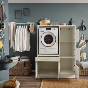 Waschmaschinen Schrank in Weiß mit geöffneten Türen und Fächern in einem modern gestalteten Waschraum.