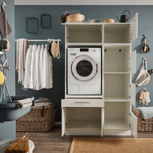 Laundreezy LDSK5W Milieu offen_91-214-17_70-200-17+37-202-17+70-201-17+37-201-17 Weißer Waschmaschinen Schrank mit geöffneten Türen und Fächern in modernem Waschraum.