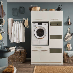 Offener Waschbereich Ein Waschraum mit eingebauter Waschmaschine, offenen Regalfächern, einer Kleiderstange mit weißen Hemden, Körben und einem Wandwaschtrog.