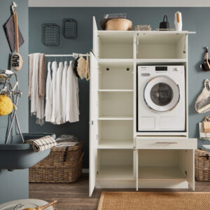 Laundreezy LDSK7W Milieu offen_91-216-17_70-202-17+37-201-17+70-200-17+37-202-17 Offener weißer Waschmaschinen Schrank mit integrierter Waschmaschine und mehreren sichtbaren Ablagefächern in modernem Hauswirtschaftsraum.