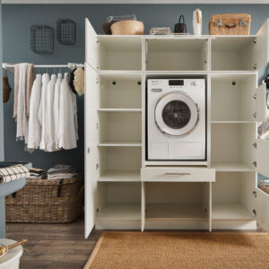 Laundreezy LDSK9W Milieu offen_91-218-17_70-202-17+37-201-17+70-200-17+37-202-17+70-201-17 Weißes Schranksystem im Hauswirtschaftsraum mit integrierter Waschmaschine und vollständig geöffneten Türen.
