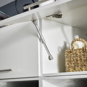 Geöffneter weißer Hängeschrank mit integriertem Liftbeschlag und gedämpfter Klappenmechanik.