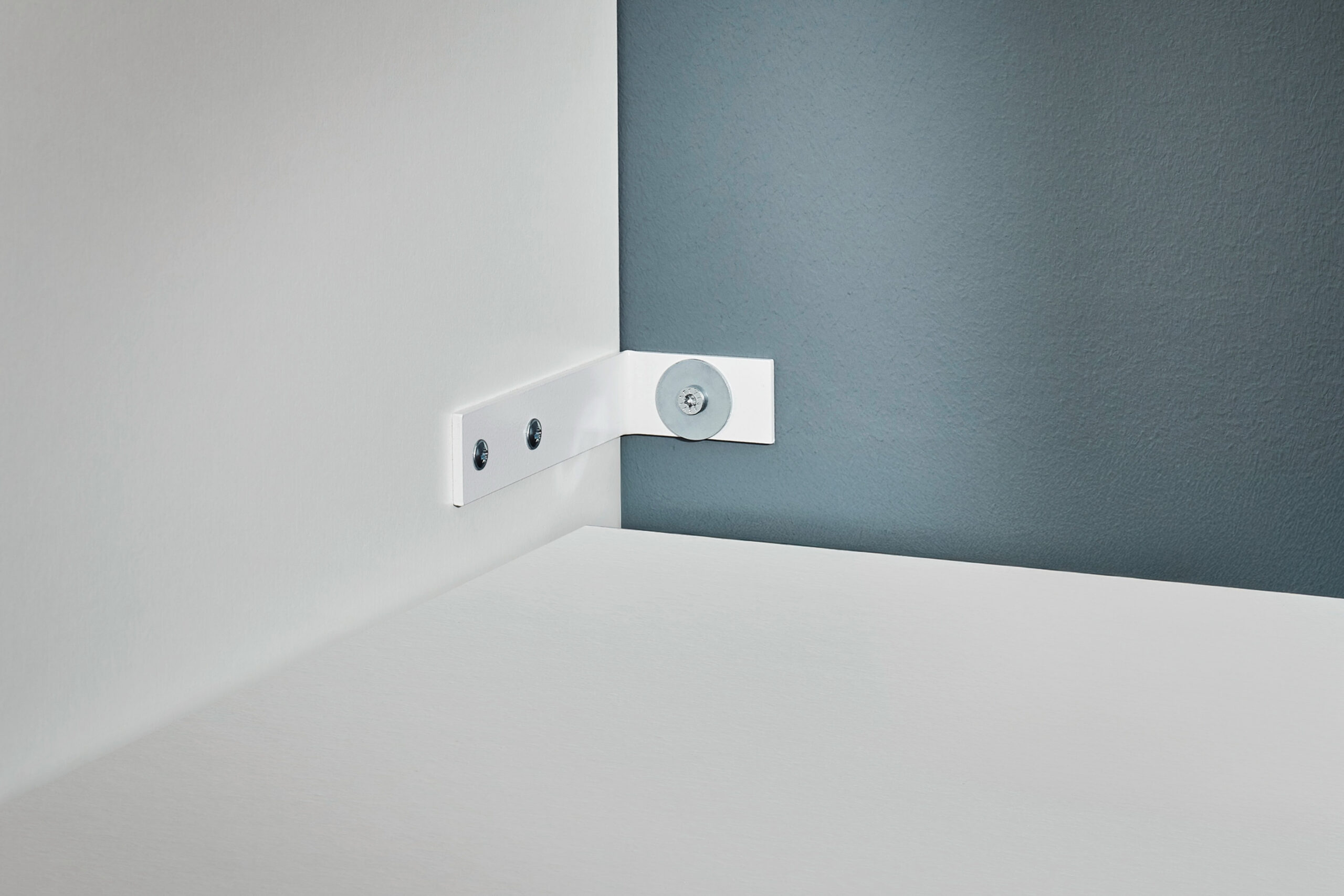 Detailaufnahme einer stabilen Metallverbindung im Inneren eines Schranks.