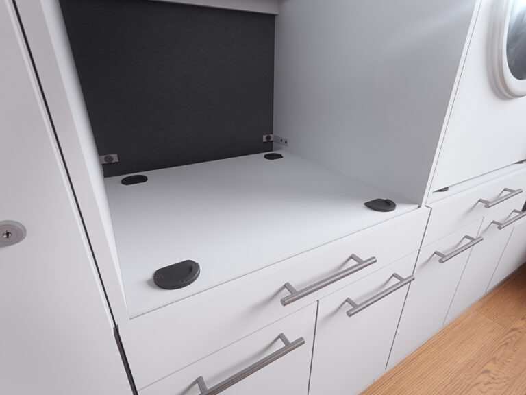 Eine wei&szlig;e Fl&auml;che mit vier dunklen Auflagepunkten befindet sich zwischen zwei Schr&auml;nken in einem modern gestalteten Waschbereich